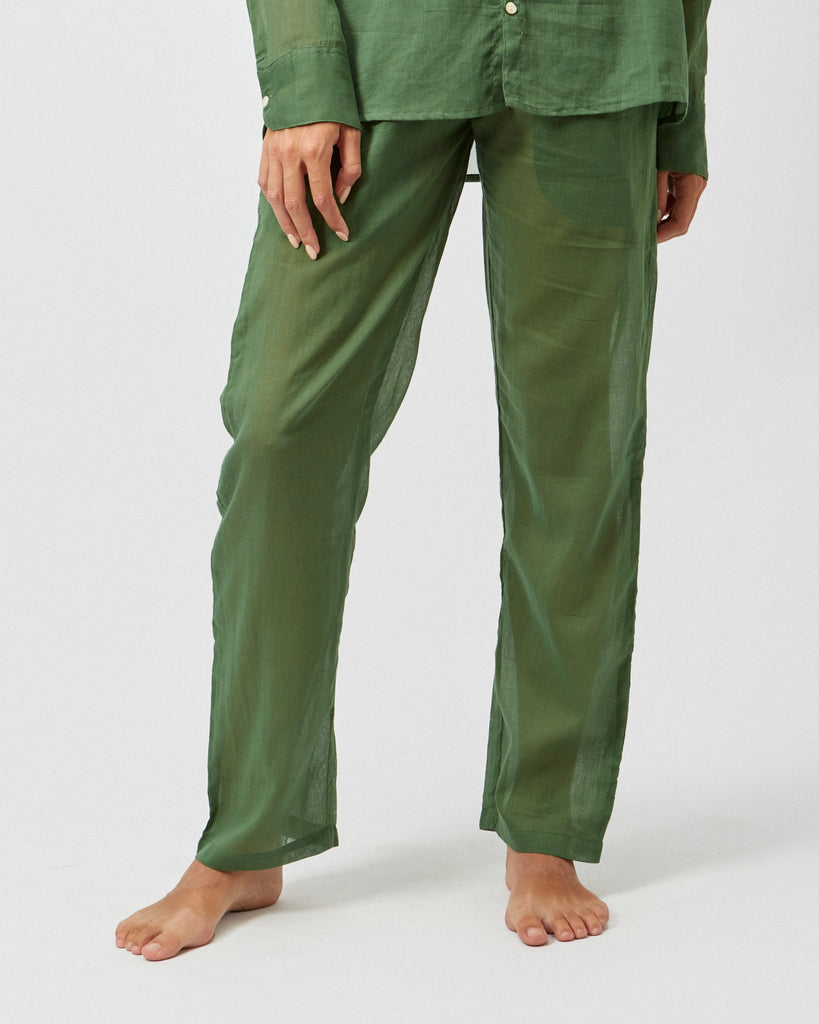 ESSENTIAL TROUSERS IN GREEN